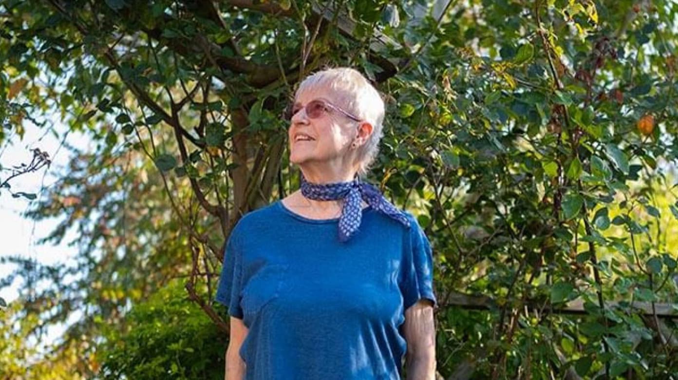 Lady looking at her left